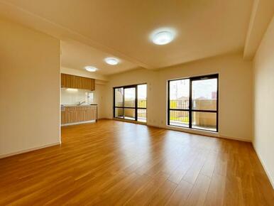 「LDK」南向きの窓からバルコニーへ出られます。日当たり良好です。