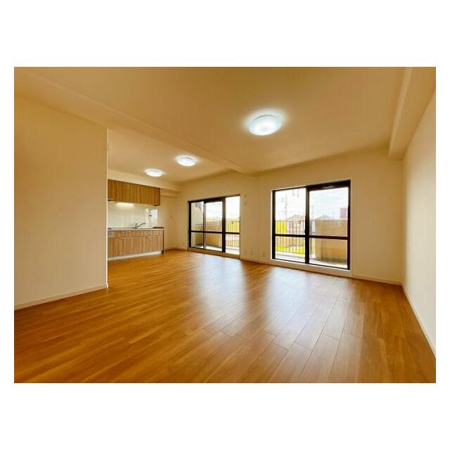 「LDK」南向きの窓からバルコニーへ出られます。日当たり良好です。