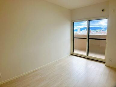 「洋室2」約6帖の洋室です。