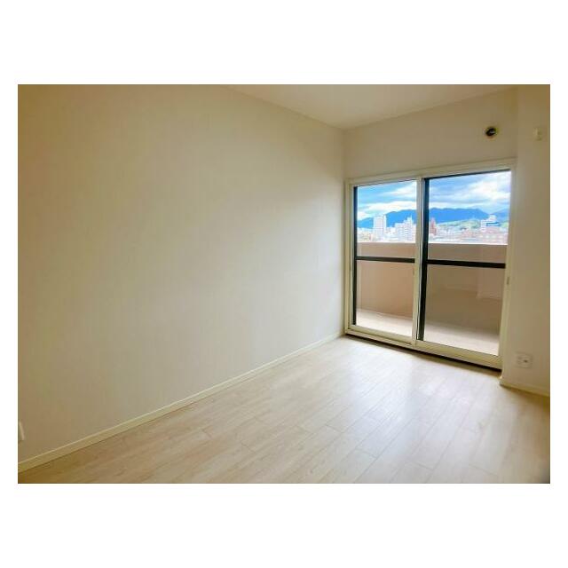 「洋室2」約6帖の洋室です。