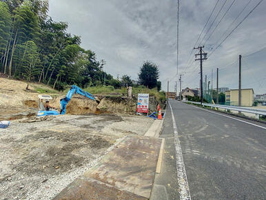 物件と前面道路の様子