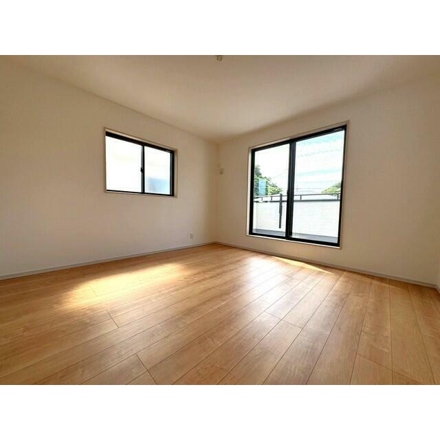 8帖の洋室はバルコニーに面していて日当たりがよく、寝室としての利用もおすすめです＾＾