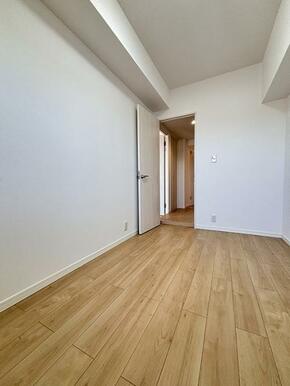 南東側洋室　3枚扉で仕切ることも可能です