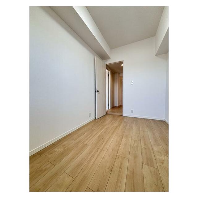 南東側洋室　3枚扉で仕切ることも可能です