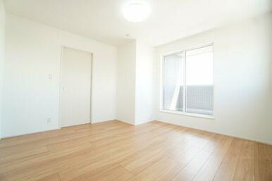 ウォークインクローゼットやバルコニーがある2階7.5帖洋室。※類似物件の参考画像です。