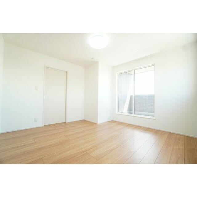 ウォークインクローゼットやバルコニーがある2階7.5帖洋室。※類似物件の参考画像です。