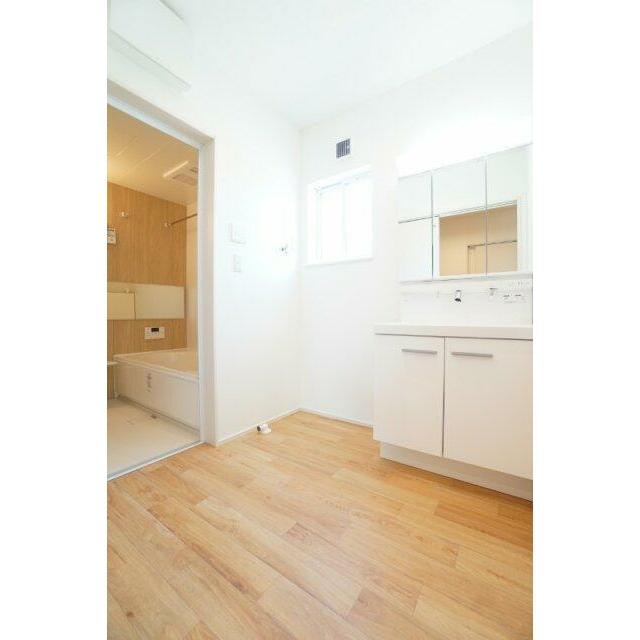 鏡裏にも収納があるタイプの洗面台です。鏡には曇り止めコート加工付きです。※類似物件の参考画像です。