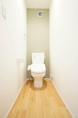 2階にもトイレ設置！朝の争奪戦も回避できます♪※類似物件の参考画像です。