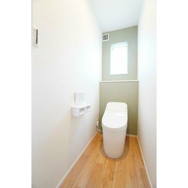 タンクレスタイプのトイレで見た目スッキリ♪清潔感もあります。※類似物件の参考画像です。