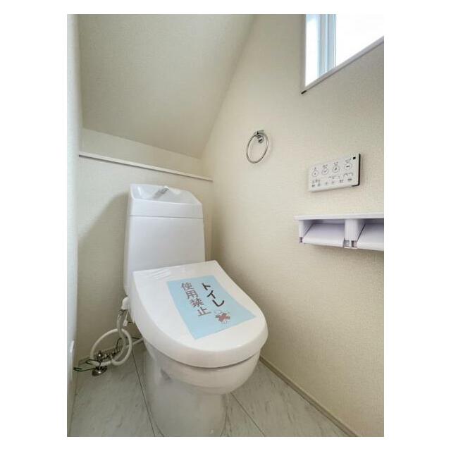 採光窓は臭い対策にもなって清潔な空間を保てます♪立ち上がりをサポートしてくれる手すりも完備！