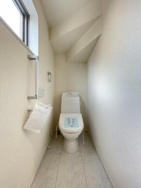 採光窓は臭い対策にもなって清潔な空間を保てます♪立ち上がりをサポートしてくれる手すりも完備！