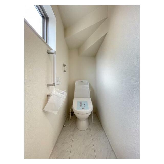 採光窓は臭い対策にもなって清潔な空間を保てます♪立ち上がりをサポートしてくれる手すりも完備！