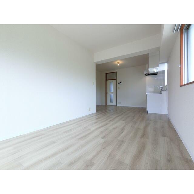 ★白が基調で明るい印象です★