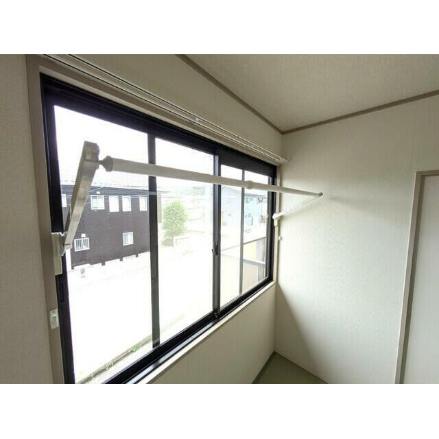 ★★6帖和室に設置されている室内物干しです♪★★