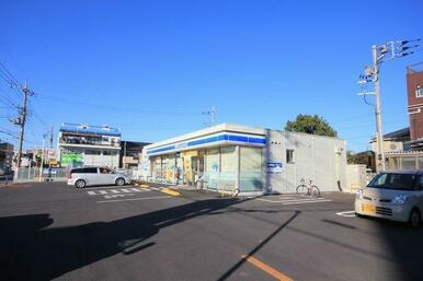 ローソンまで徒歩１分（３０ｍ）道路向かいにありますので、便利な環境です。