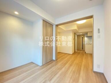 窓から暖かな日差しが入ります♪