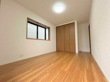 「２階西側洋室」約６帖のお部屋です。