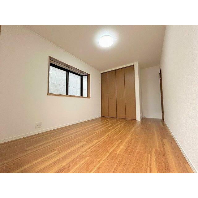 「２階西側洋室」約６帖のお部屋です。