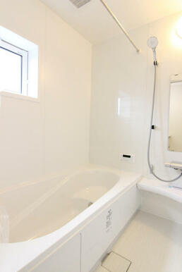 3号棟 浴室 白を基調とした明るい浴室！寒い日のお風呂や雨の日のお洗濯に便利な浴室乾燥機付！