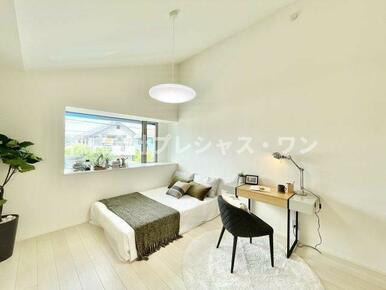 採光、通風が心地よいお部屋です。お子様部屋にも、お父さんの書斎にも、どんな目的でも心地よくお使いいた
