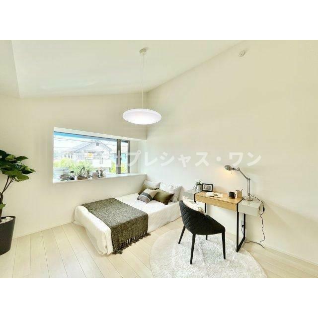 採光、通風が心地よいお部屋です。お子様部屋にも、お父さんの書斎にも、どんな目的でも心地よくお使いいた