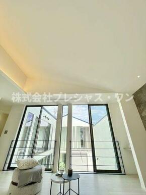 スカイコートに面した窓からは、気持ちの良い陽光と風が届きます。空と太陽を感じられ、毎日の暮らしをよ