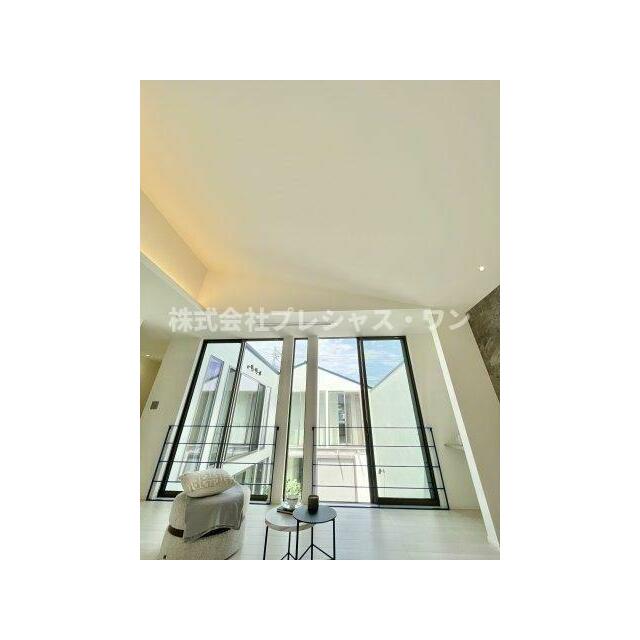 スカイコートに面した窓からは、気持ちの良い陽光と風が届きます。空と太陽を感じられ、毎日の暮らしをよ