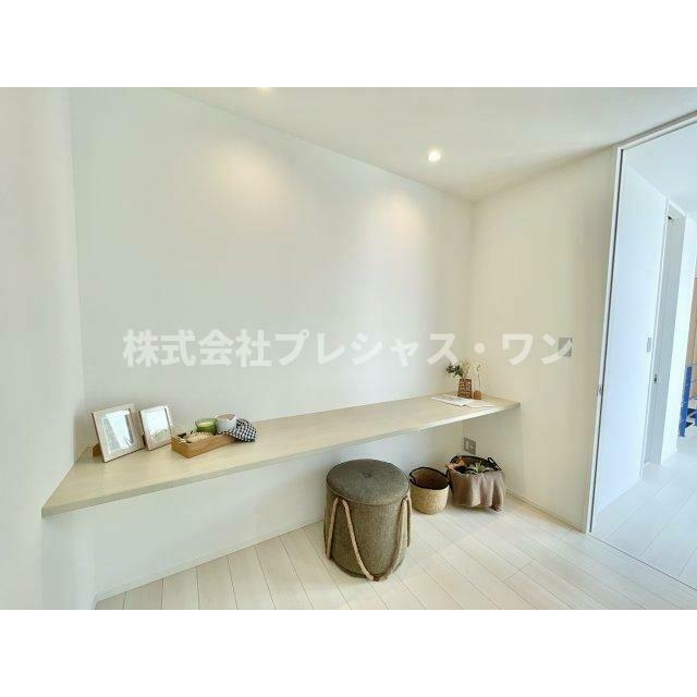 暮らす人の感性に適うインテリアやアート・ファブリックなどを美しく組み合わせれば、寛ぎの上質空間が生