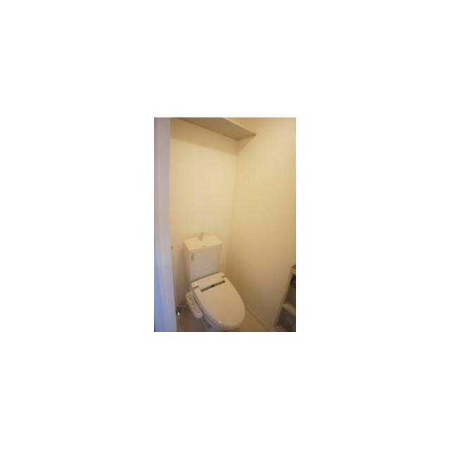 【トイレ】洗浄機能付暖房便座設置しております！上部には空間を利用しトイレットペーパー等をストックで…