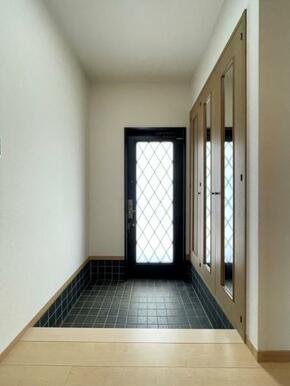 玄関を広く利用できるようシューズボックスを完備！