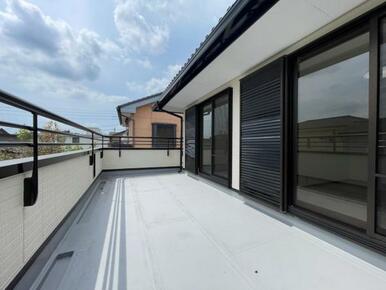 ゆとりのあるワイドバルコニーは風通し良く心地よい空間です＾＾