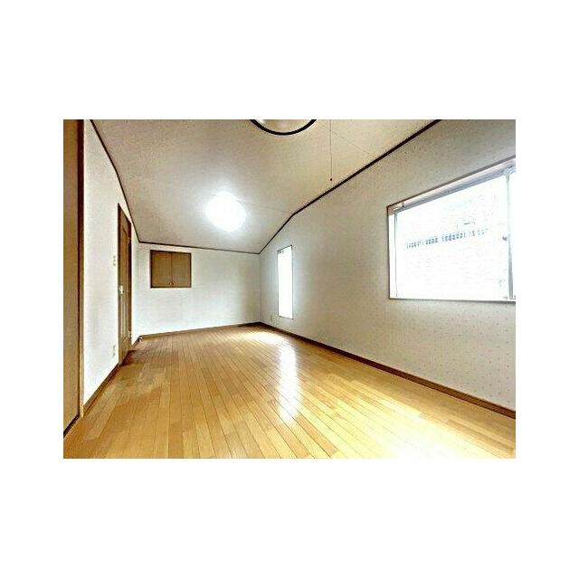 窓も大きく明るい洋室です。