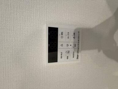 【６号棟】ボタンひとつで快適な湯温に。便利な追い焚き機能を搭載。