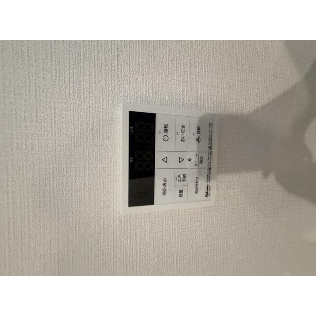 【６号棟】ボタンひとつで快適な湯温に。便利な追い焚き機能を搭載。
