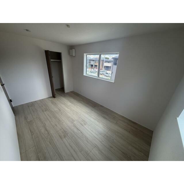 【６号棟】2面採光で心地よい光が広がる主寝室 2つの窓から自然光が差し込む、明るく快適なプライベート空間♪