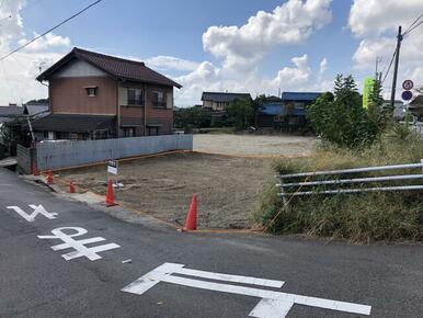 【Ｖドラッグ玉ノ井店】が徒歩約３分です。名鉄尾西線【玉ノ井駅】約徒歩８分、木曽川西小学校徒歩約４分。