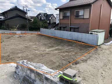 商業施設が近くにあり、鉄道も近くアクセス便利で生活しやすい土地となっております。