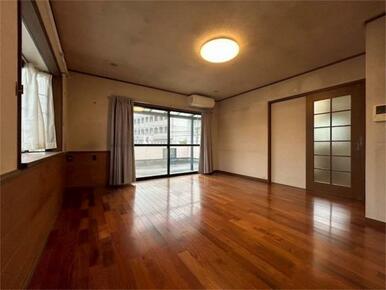 リビングとキッチンからは広いバルコニーに出られます