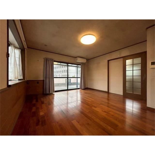 リビングとキッチンからは広いバルコニーに出られます