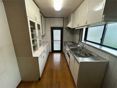 １階のキッチンは窓や勝手口付きです