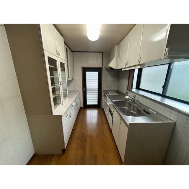 １階のキッチンは窓や勝手口付きです