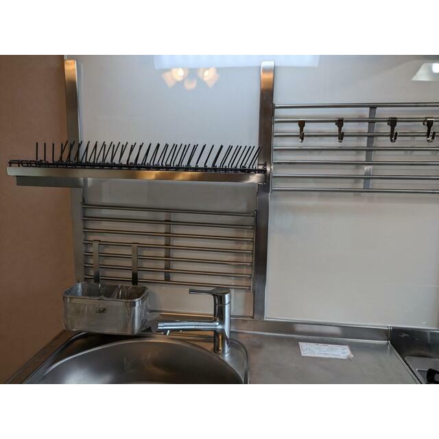 キッチン前面は吊り下げ収納があり、レイアウトを楽しめます