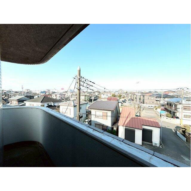 高さのある建物がなく空が見える景色
