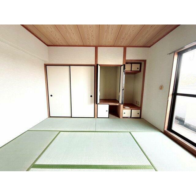 奥行きある押入と小収納。物の分類が可能です