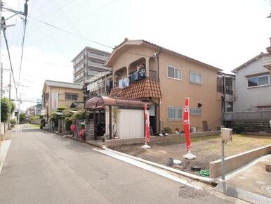 駅前の喧騒から少し離れた落ち着いた住環境ながら、教育・生活施設は近隣に揃う利便性高い立地です。