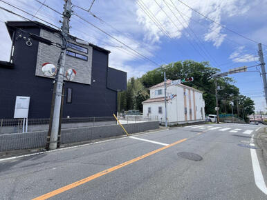 LDKから洗面室へ出入りできる生活動線良好なレイアウト。キッチンはご家族の気配を感じながら調理ができる