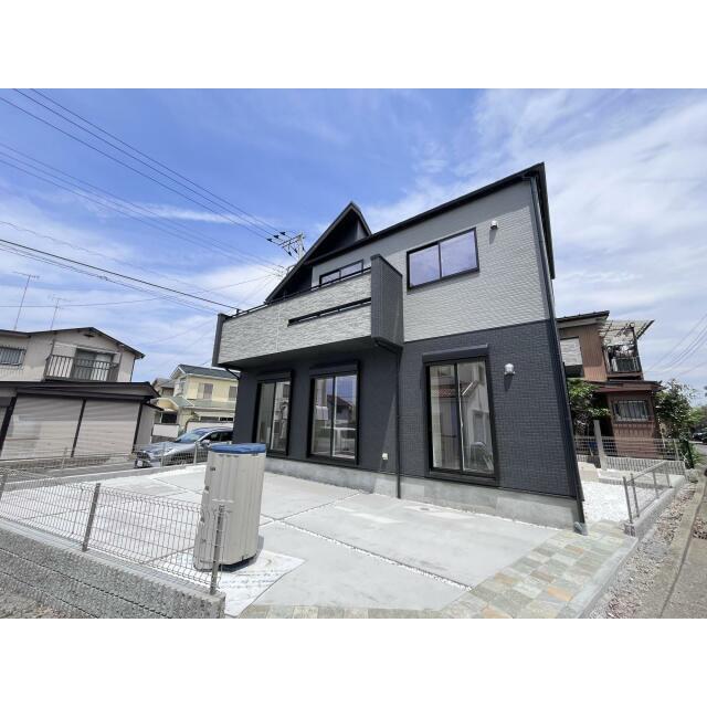 黒と白を基調とした外壁仕様！三方角地！