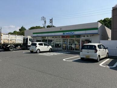 ファミリーマート港春田野店