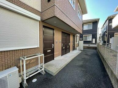 玄関はデジタルロックを採用してます♪