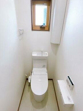 2Fにもトイレあります。洗浄機能付き暖房便座！壁収納ついてます。